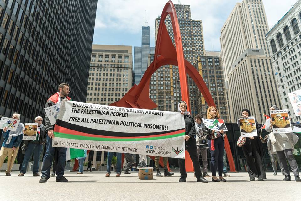 USPCN pickets for Palestinian hunger strikers at Durbin’s office yesterday! Asks for phone calls to the Senator today!